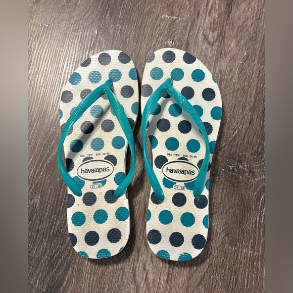 Havaianas Shoes - Havaianas Polka Dot Flip Flops in Teal and Navy Size 7/8